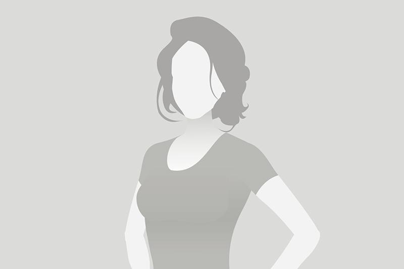 Ein silhouettierter weiblicher K&ouml;rper mit schulterlangen Haaren in einem schlichten, grauen Hintergrund.