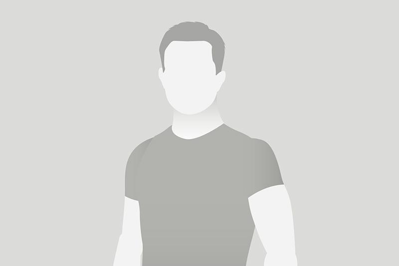 Silhouette eines Mannes mit T-Shirt vor einem grauen Hintergrund, ohne erkennbare Gesichtsz&uuml;ge.